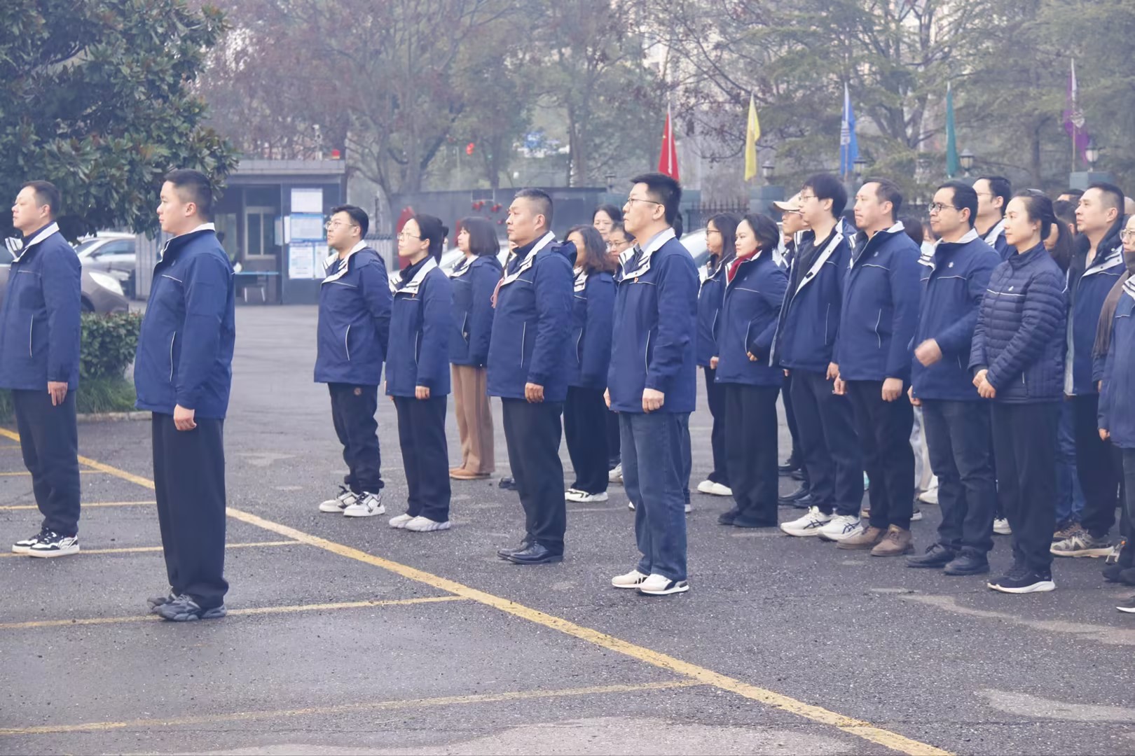 晨光映旗起新篇，凝新奮進(jìn)新征程